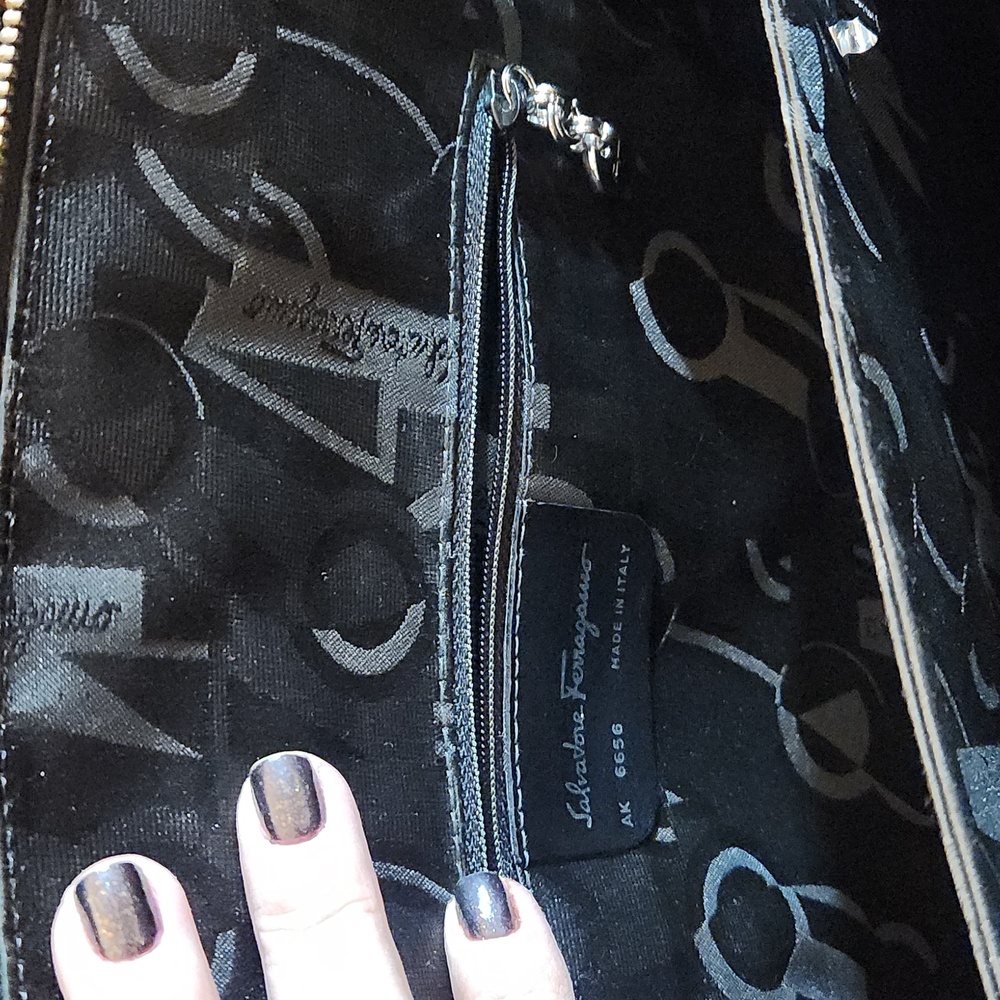 🚫SOLD🚫 Salvatore Ferragamo Auth. vintage patent 2 way bag - Picture 16 of 17